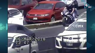 Presuntos ladrones intentan huir en CDMX pero derrapan en moto y son capturados [upl. by Uokes]